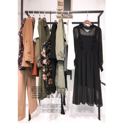 設(shè)計(jì)師女裝折扣店歐莎莉格時尚上衣尾貨庫存服裝批發(fā)多種面料新款組貨包